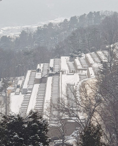 눈이 내린 광릉추모공원